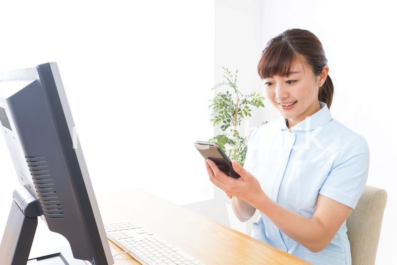 デスクワークをする看護師