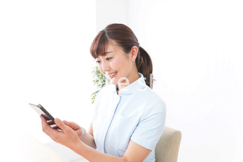 デスクワークをする看護師