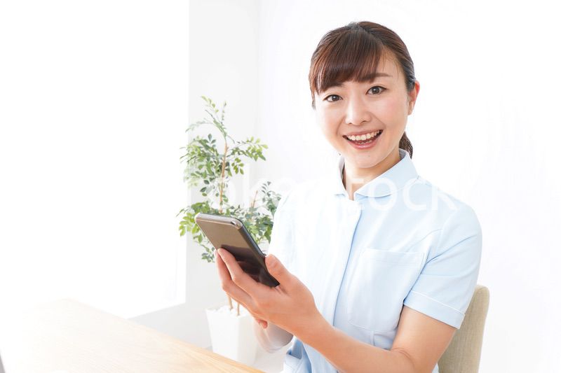 デスクワークをする看護師