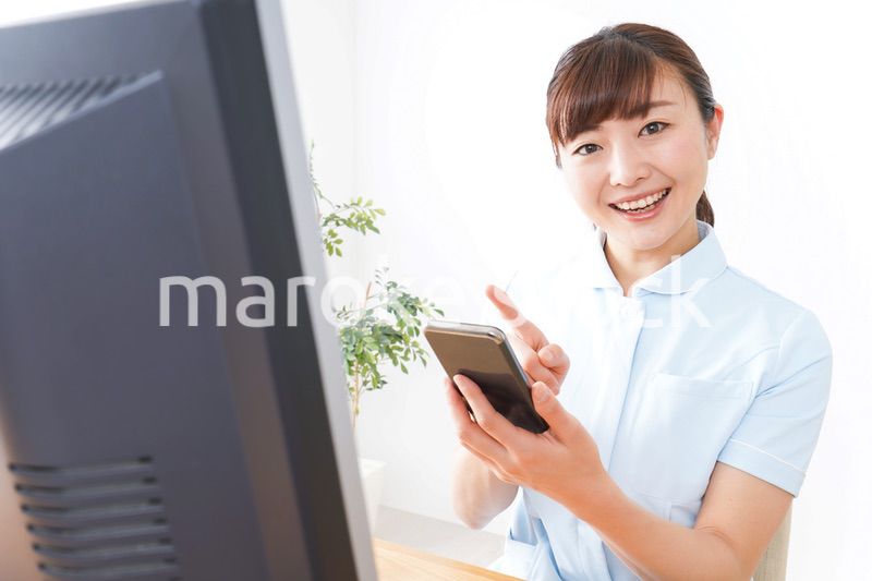 デスクワークをする看護師