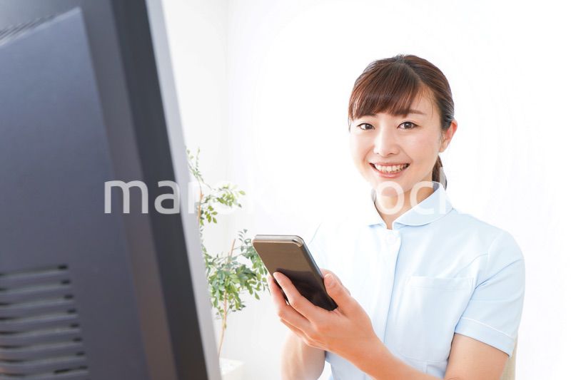 デスクワークをする看護師