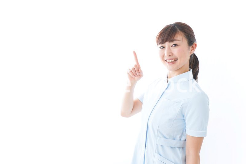 ポイントを指差す若い看護師