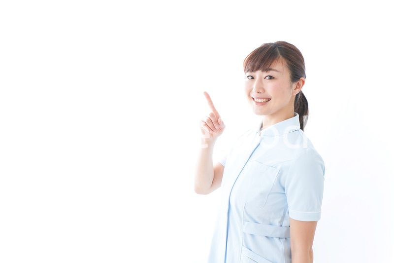 ポイントを指差す若い看護師
