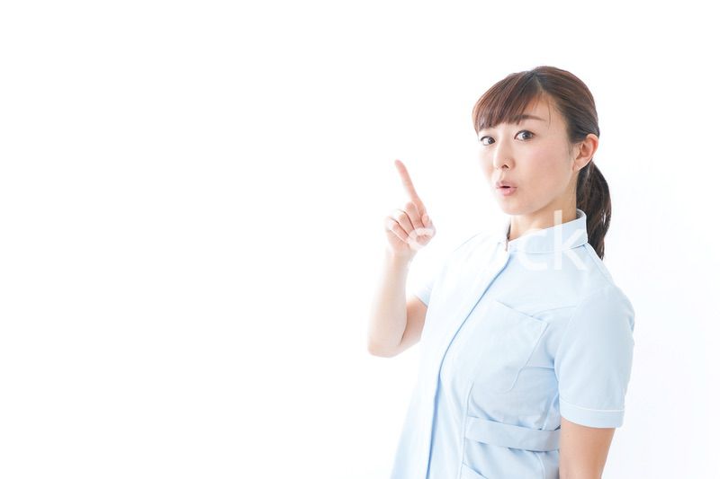 ポイントを指差す若い看護師