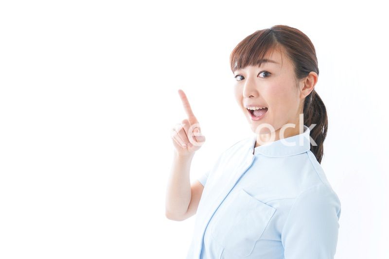 ポイントを指差す若い看護師