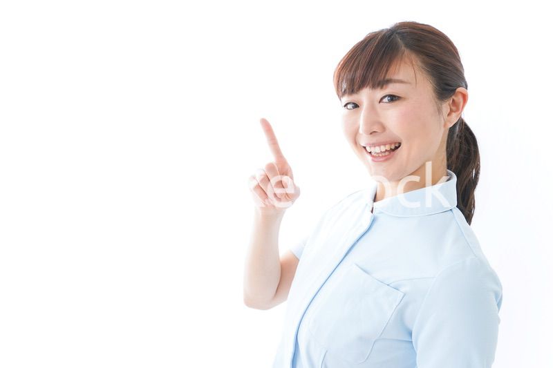 ポイントを指差す若い看護師