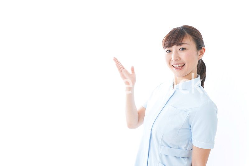 ポイントを指差す若い看護師