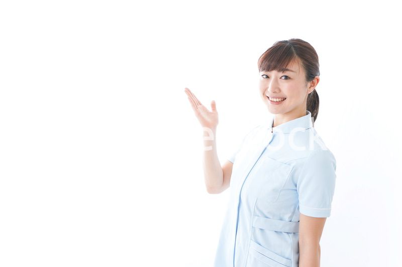 ポイントを指差す若い看護師