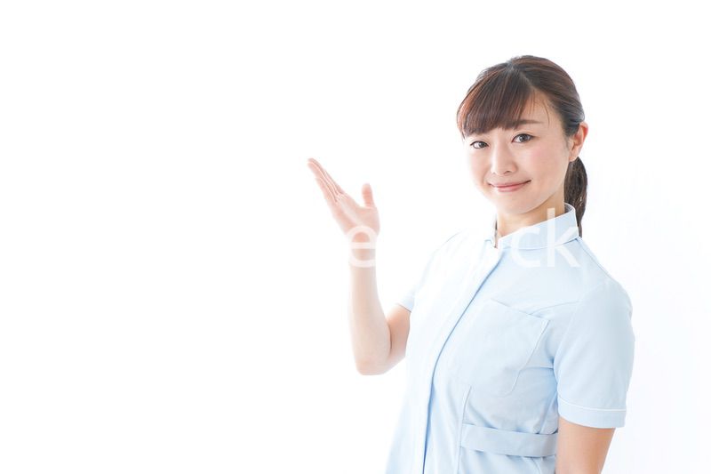 ポイントを指差す若い看護師