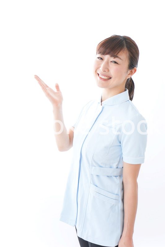 ポイントを指差す若い看護師
