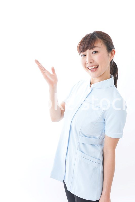ポイントを指差す若い看護師