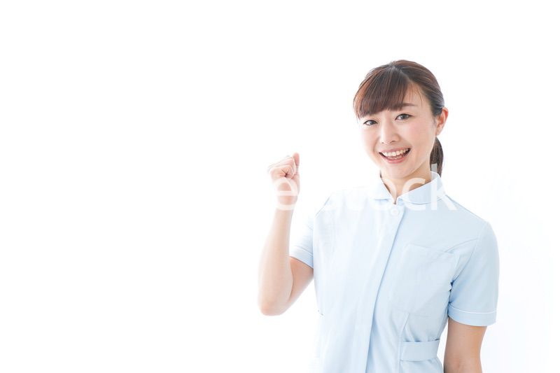 ガッツポーズをする若い看護師