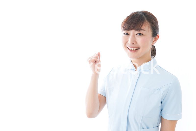 ガッツポーズをする若い看護師