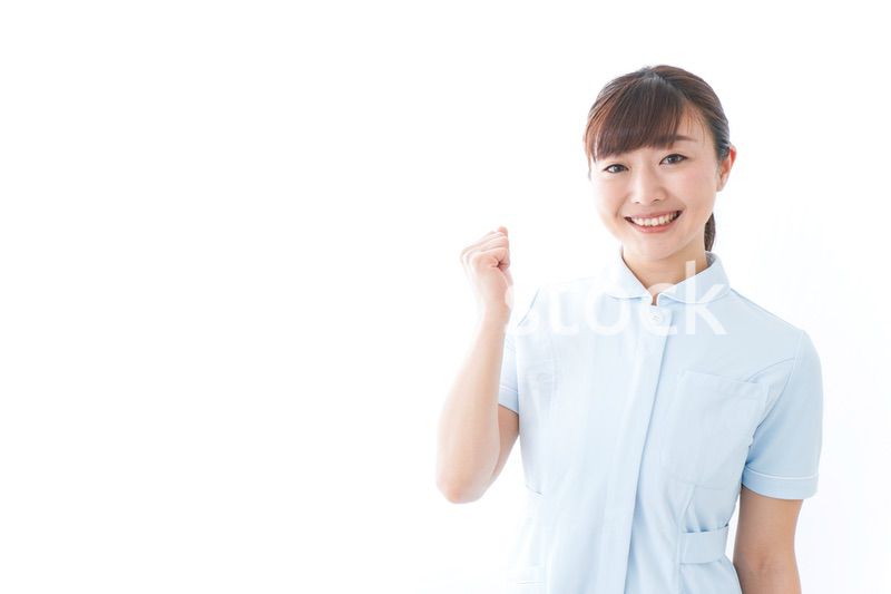 ガッツポーズをする若い看護師