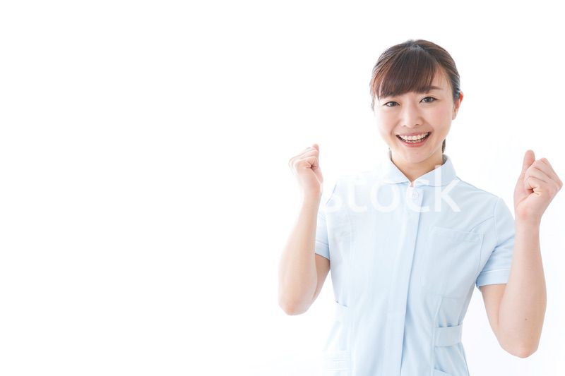 ガッツポーズをする若い看護師