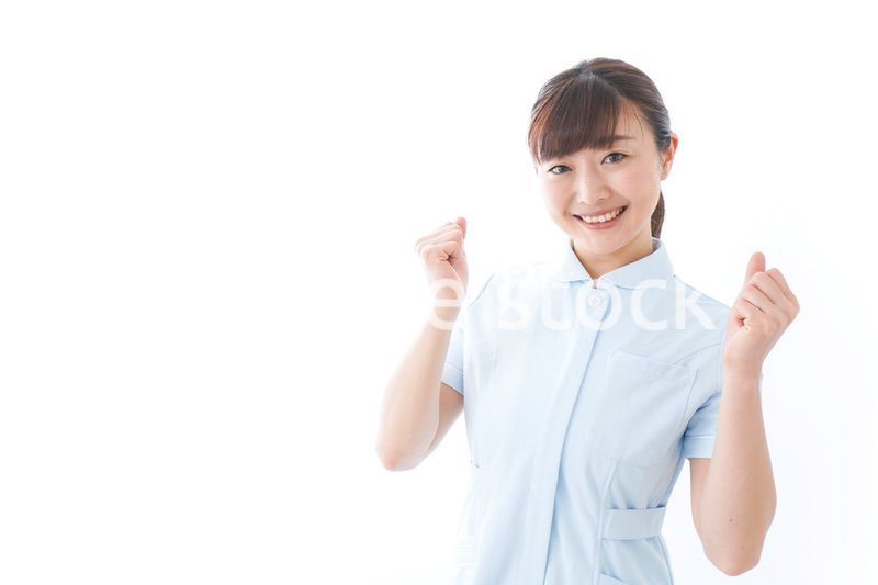 ガッツポーズをする若い看護師