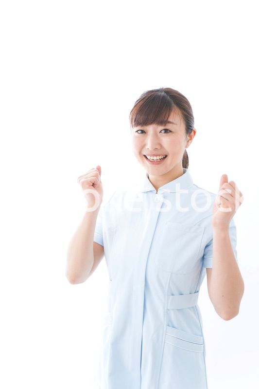 ガッツポーズをする若い看護師
