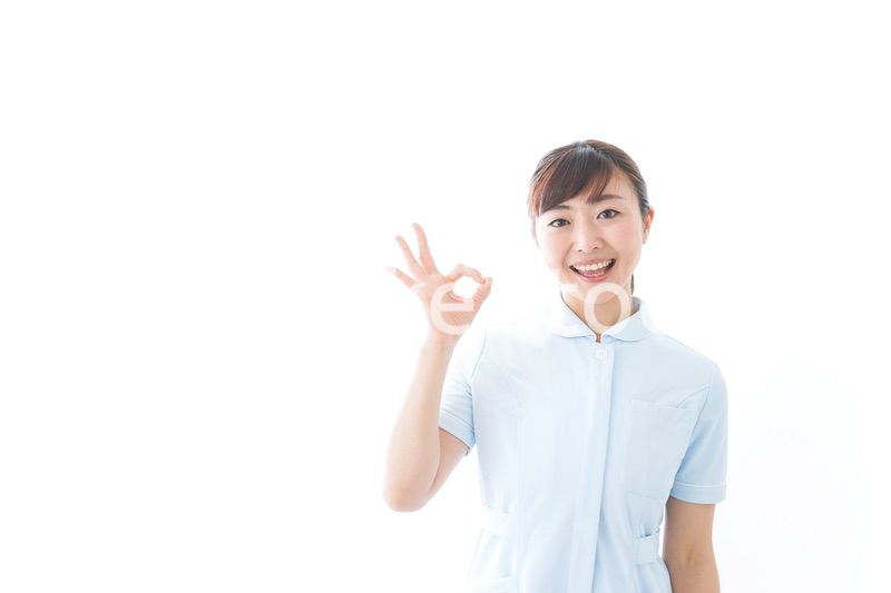 OKを示す若い看護師