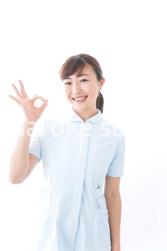 OKを示す若い看護師