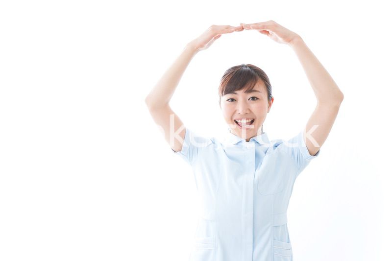 OKを示す若い看護師