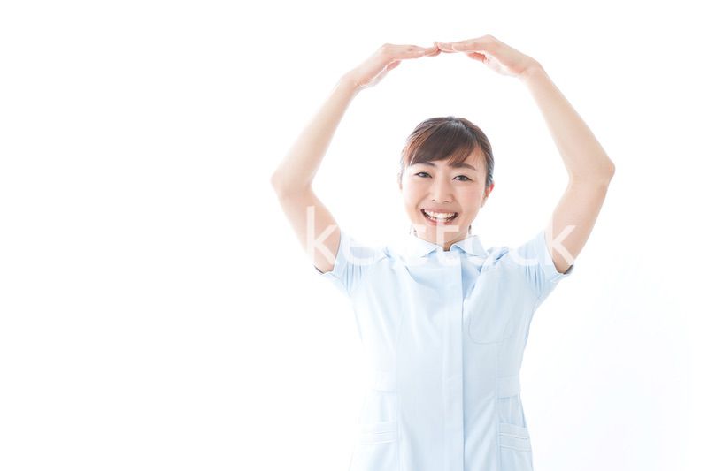 OKを示す若い看護師