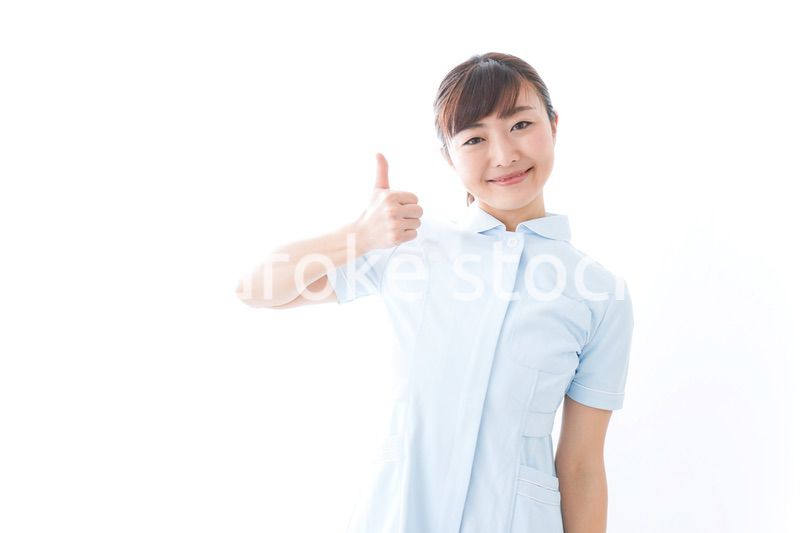 OKを示す若い看護師