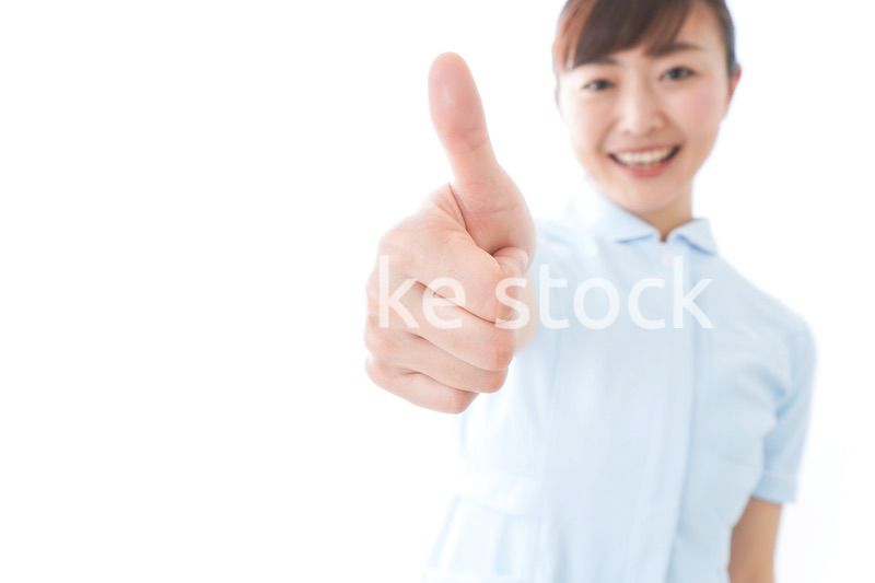 OKを示す若い看護師