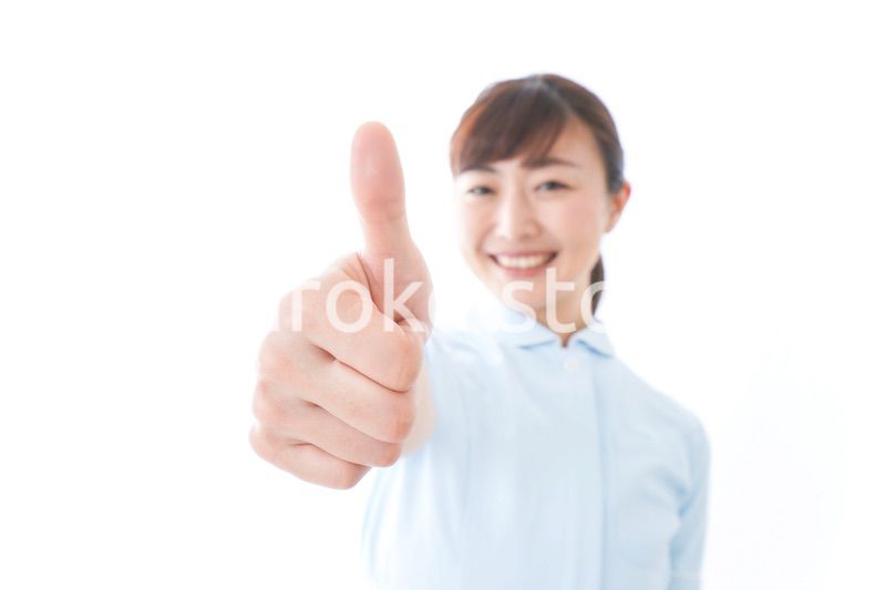 OKを示す若い看護師