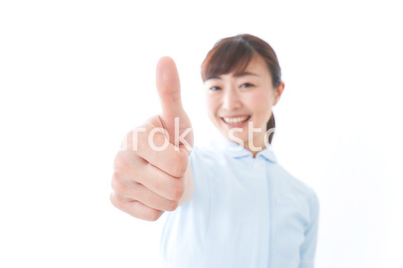 OKを示す若い看護師