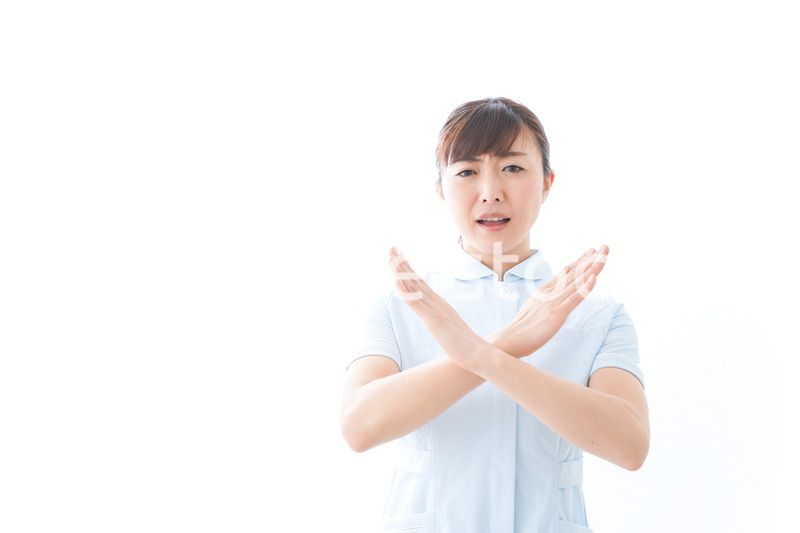 NOを示す若い看護師