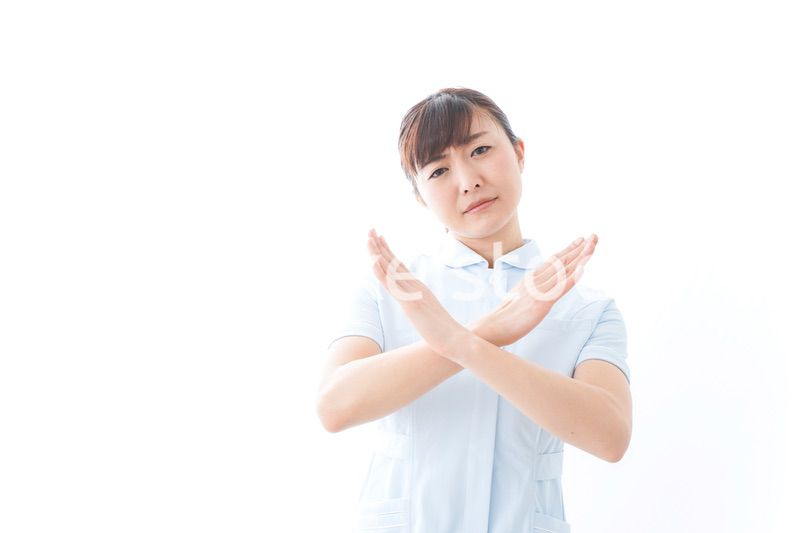 NOを示す若い看護師