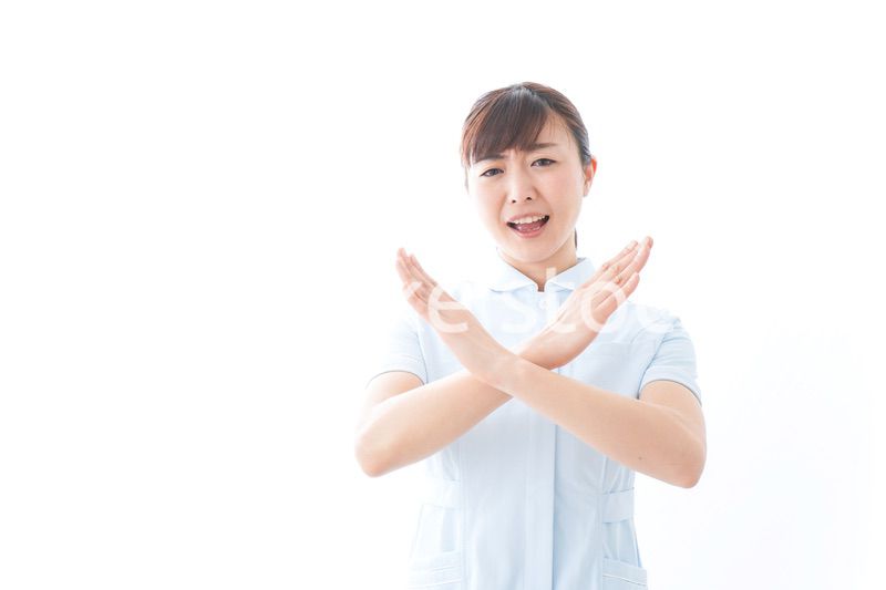 NOを示す若い看護師