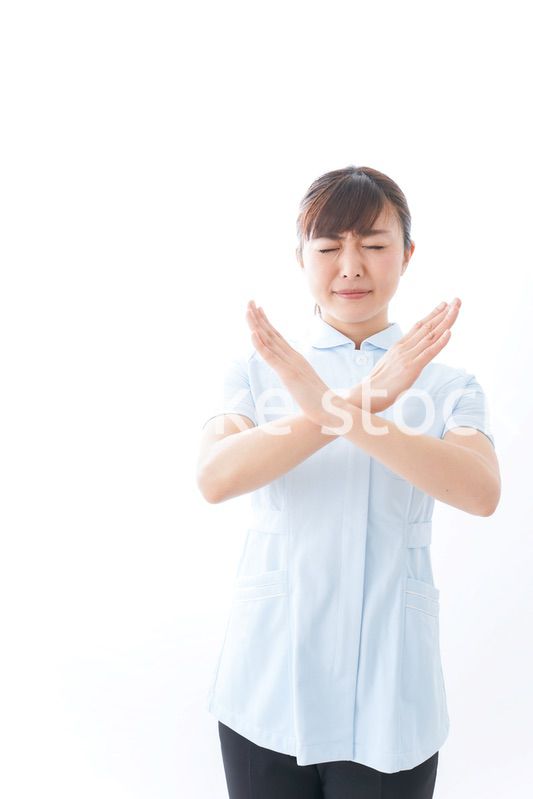 NOを示す若い看護師