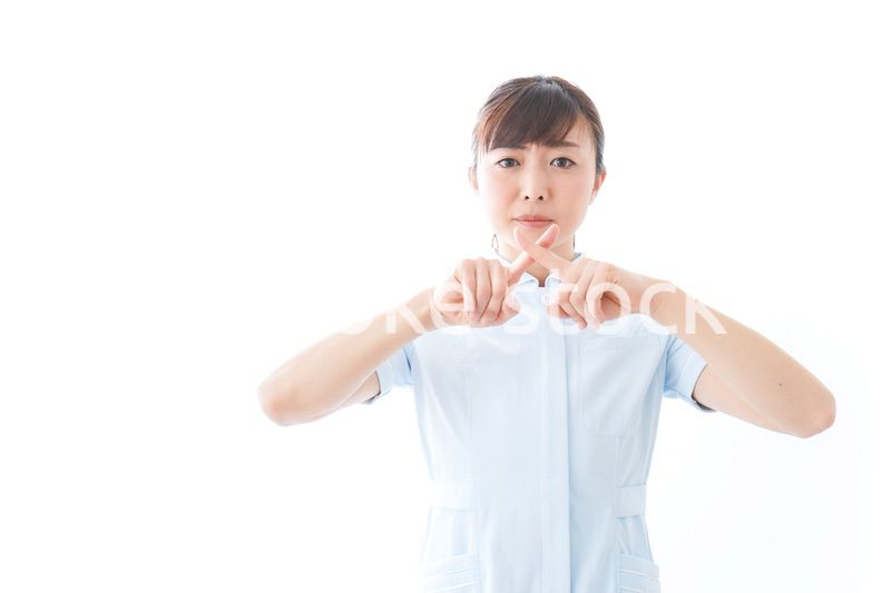 NOを示す若い看護師