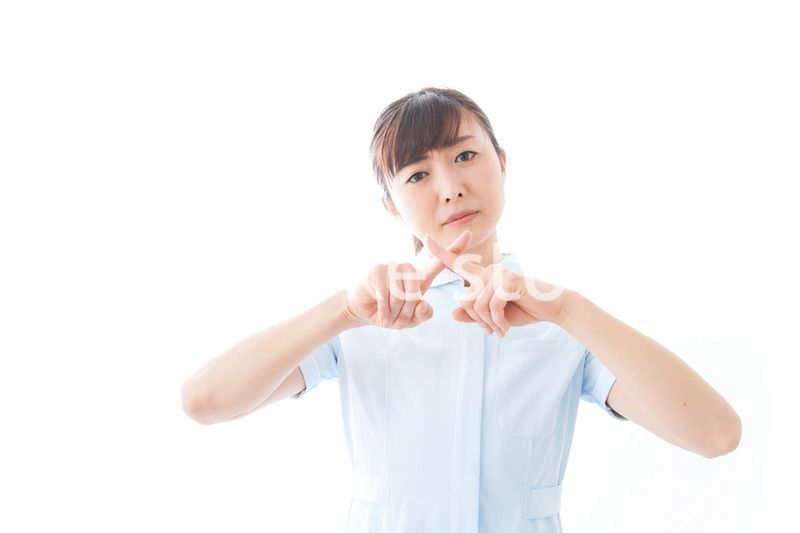 NOを示す若い看護師