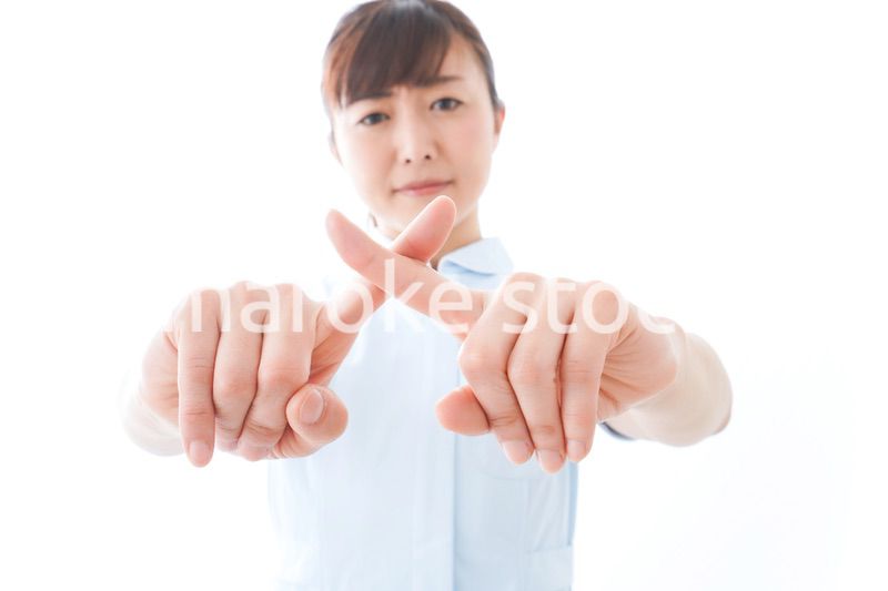 NOを示す若い看護師