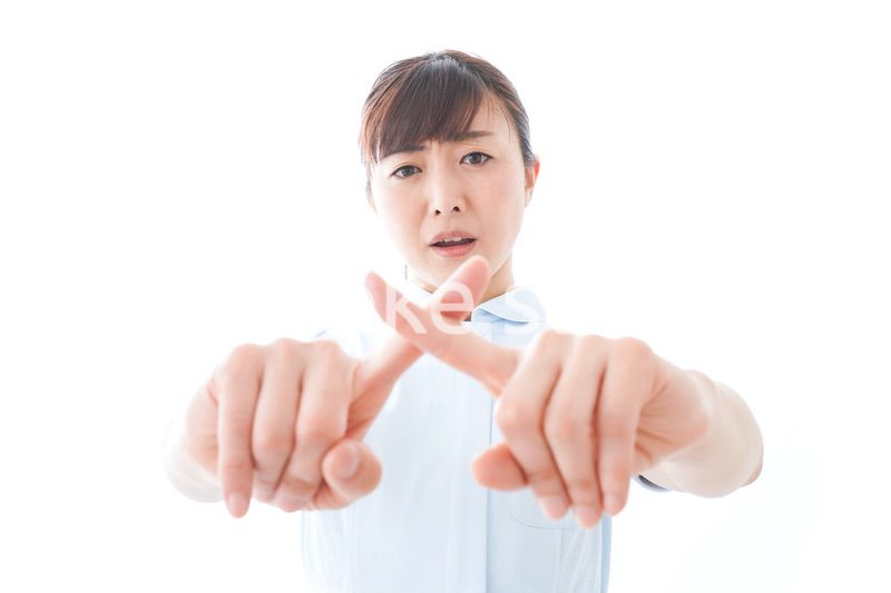 NOを示す若い看護師