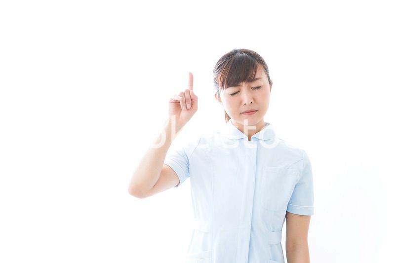 NOを示す若い看護師