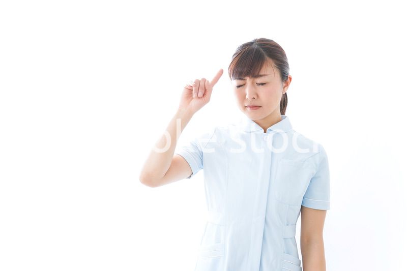 NOを示す若い看護師