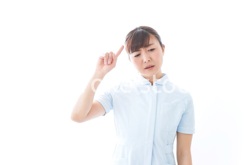 NOを示す若い看護師