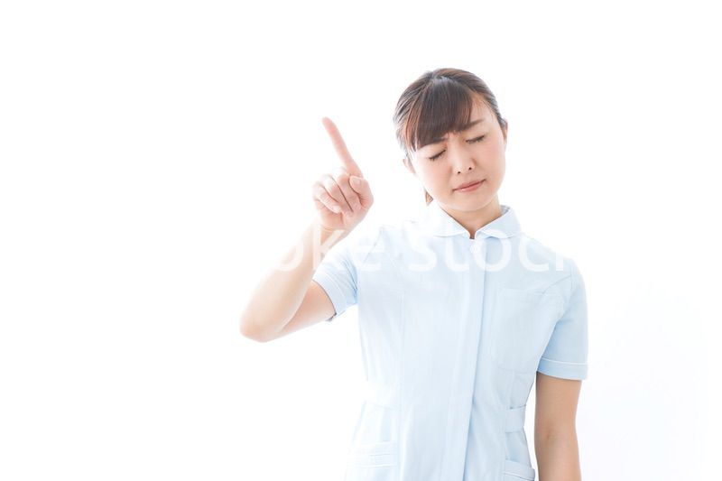 NOを示す若い看護師