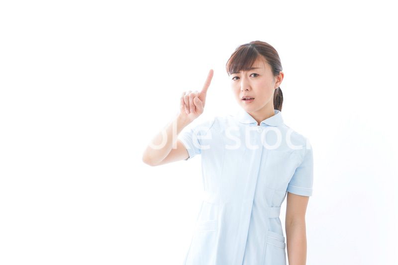 NOを示す若い看護師