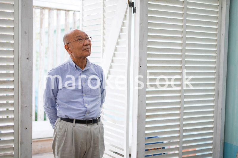 山小屋の点検をする高齢の男性