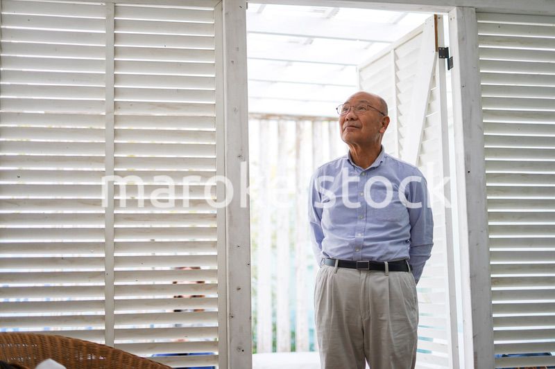 山小屋の点検をする高齢の男性