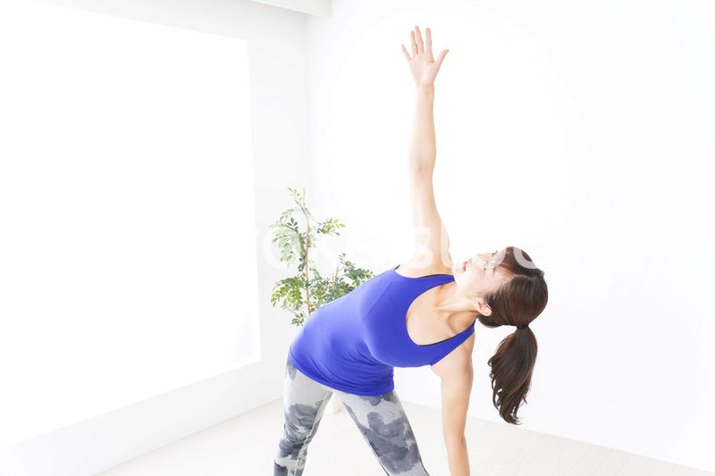 ヨガをする若い女性