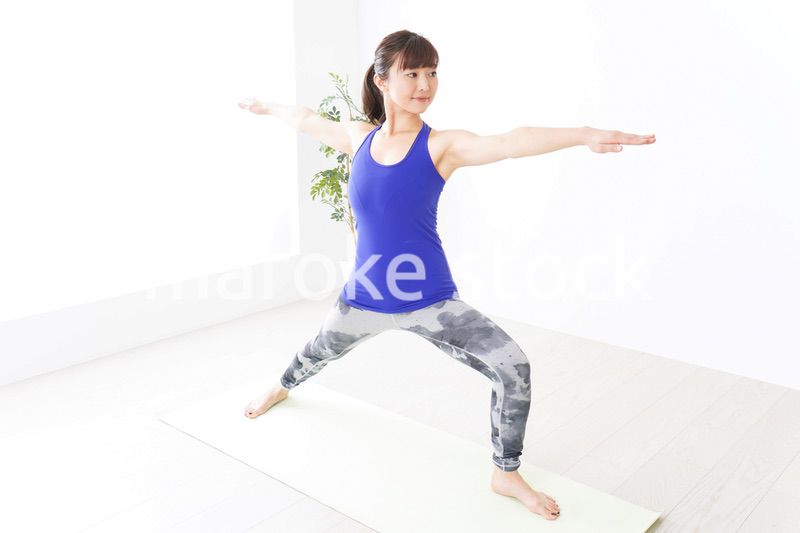 ヨガをする若い女性