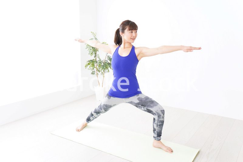 ヨガをする若い女性