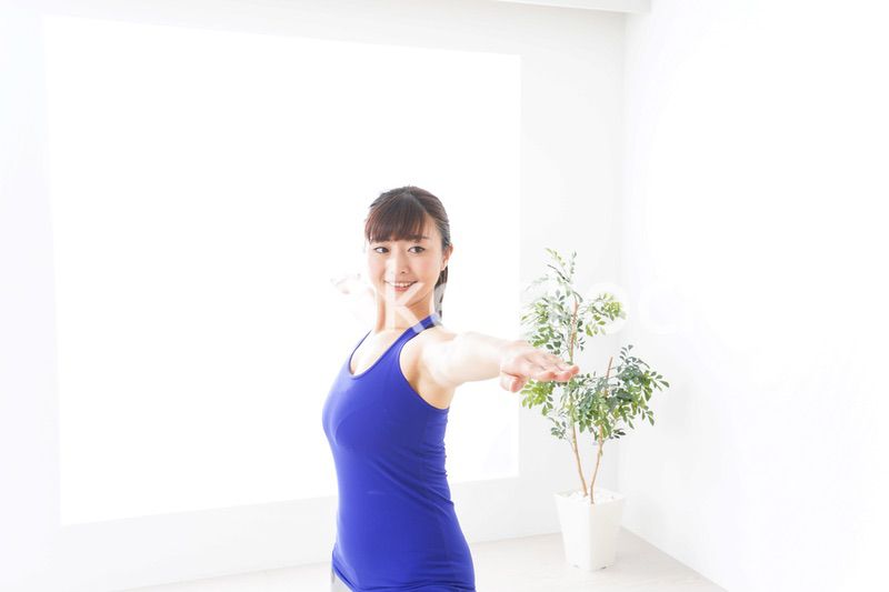 ヨガをする若い女性