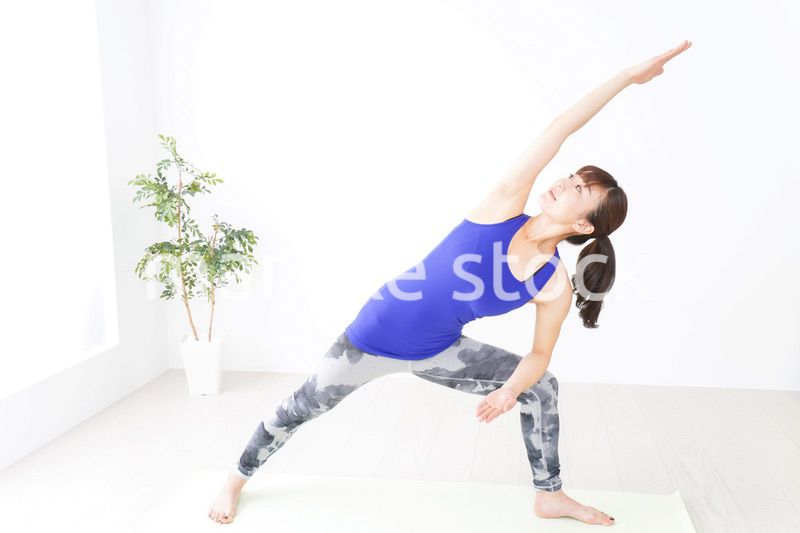 ヨガをする若い女性