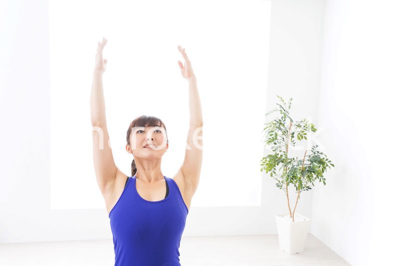 ヨガをする若い女性